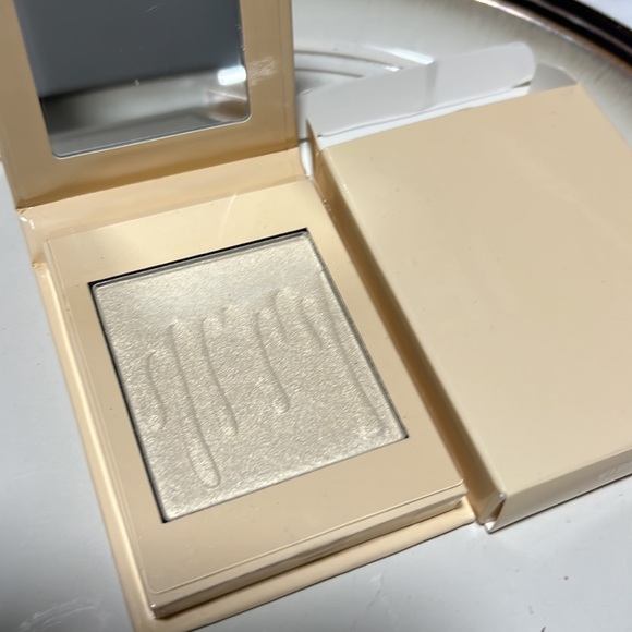 💕🍌Kylie Banana Split Pressed Illuminating Powder - Picture 2 of 8